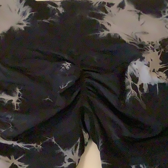 Black and Gray Size Large Tie-Dye Scrunch Back Shorts Preloved - Picture 5 of 6